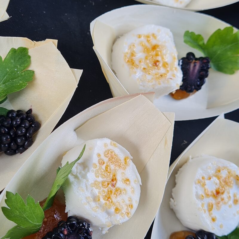 Flammbierter Ziegenkäse