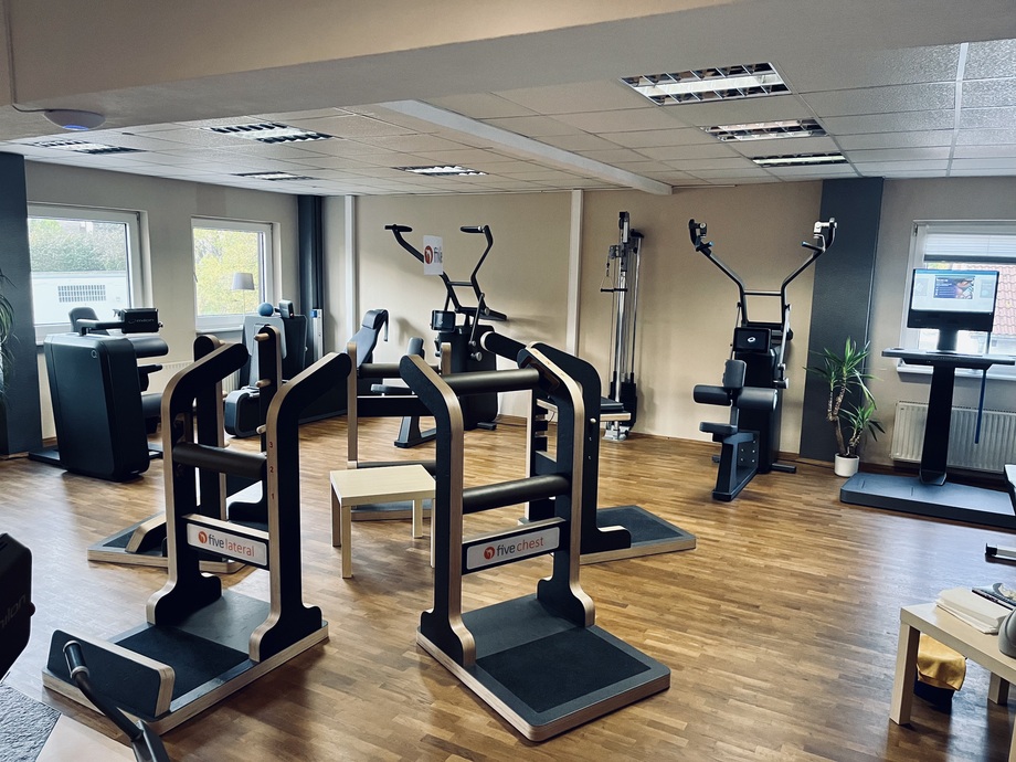 Trainingsfläche bei Enders Sport & Therapie in Dortmund-Brechten mit modernen Trainingsgeräten