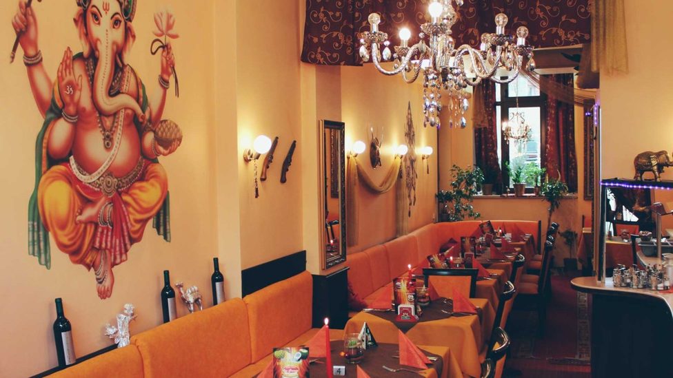 gemütliches indisches Restaurant mit indischer Dekoration und Wandmotiven